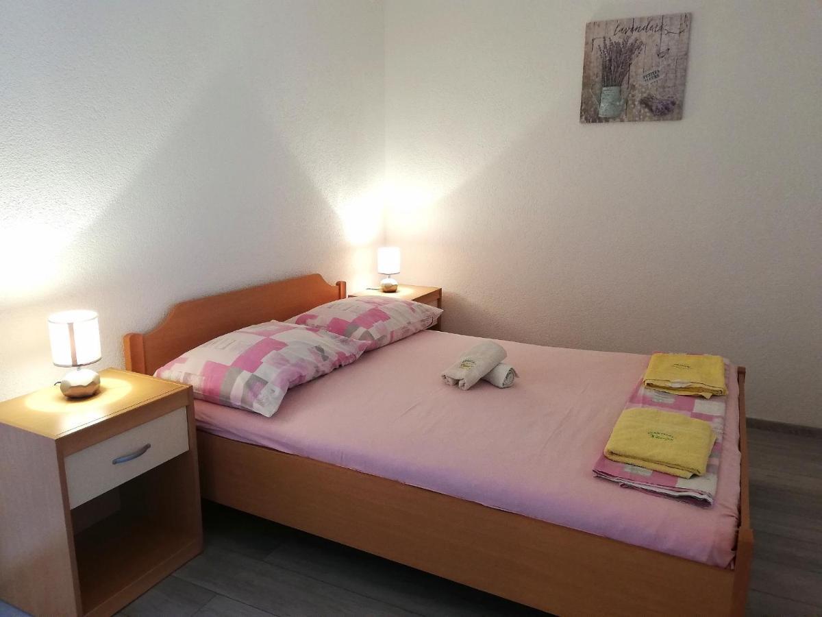 Apartments Amfora Gdinj Exterior photo