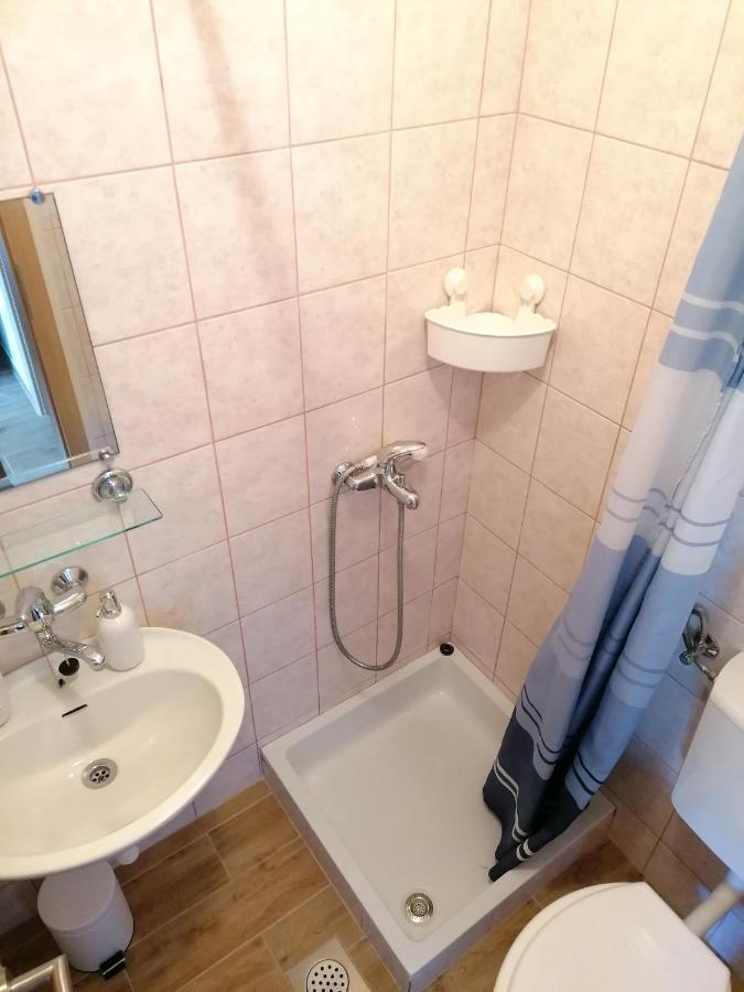 Apartments Amfora Gdinj Exterior photo